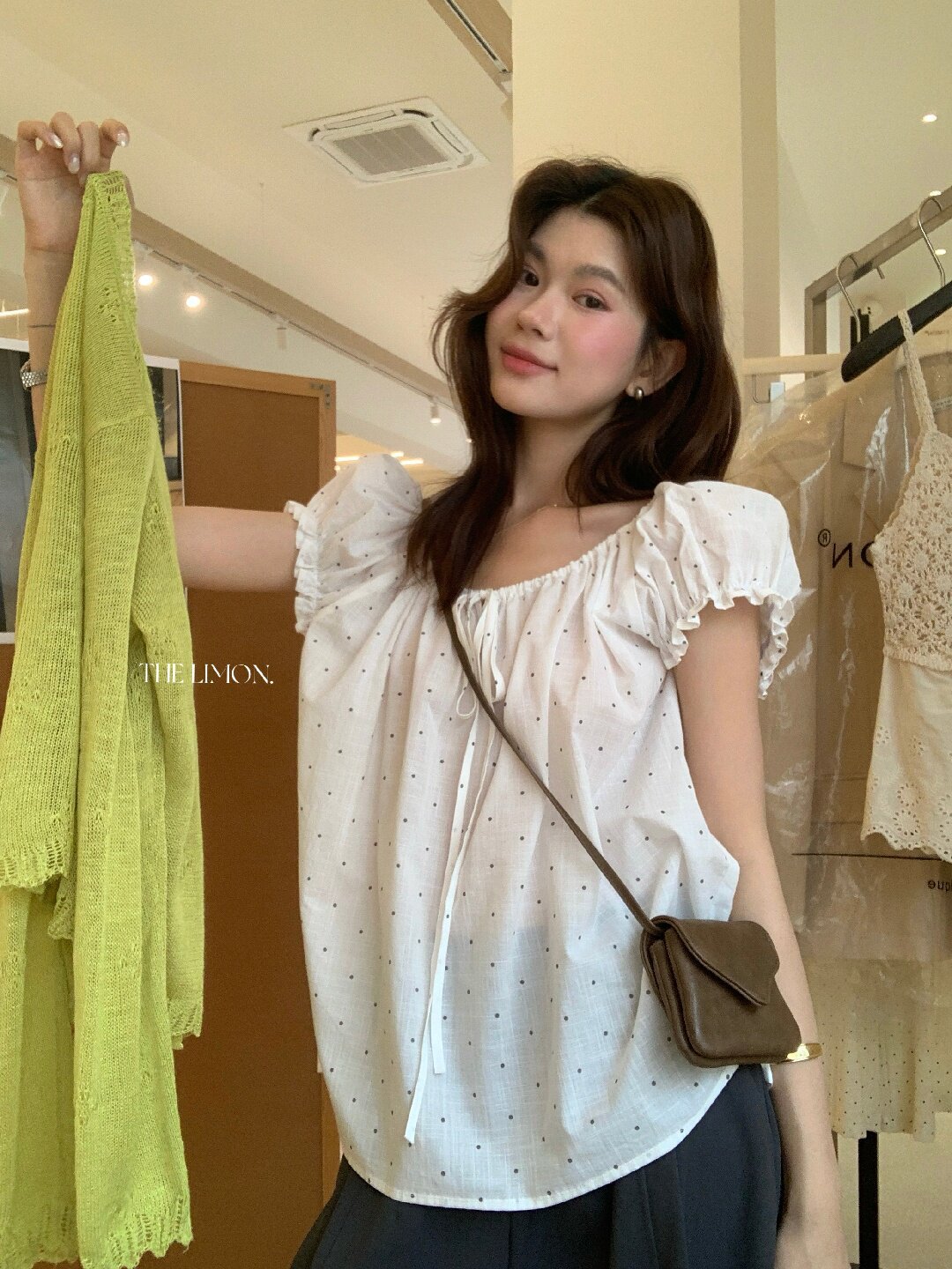 Áo sơ mi nữ tay bồng chấm bi phong cách Nhật, cổ dây rút, dáng suông trẻ trung — màu đen, màu trắng, xanh lá cây chi tiết 29