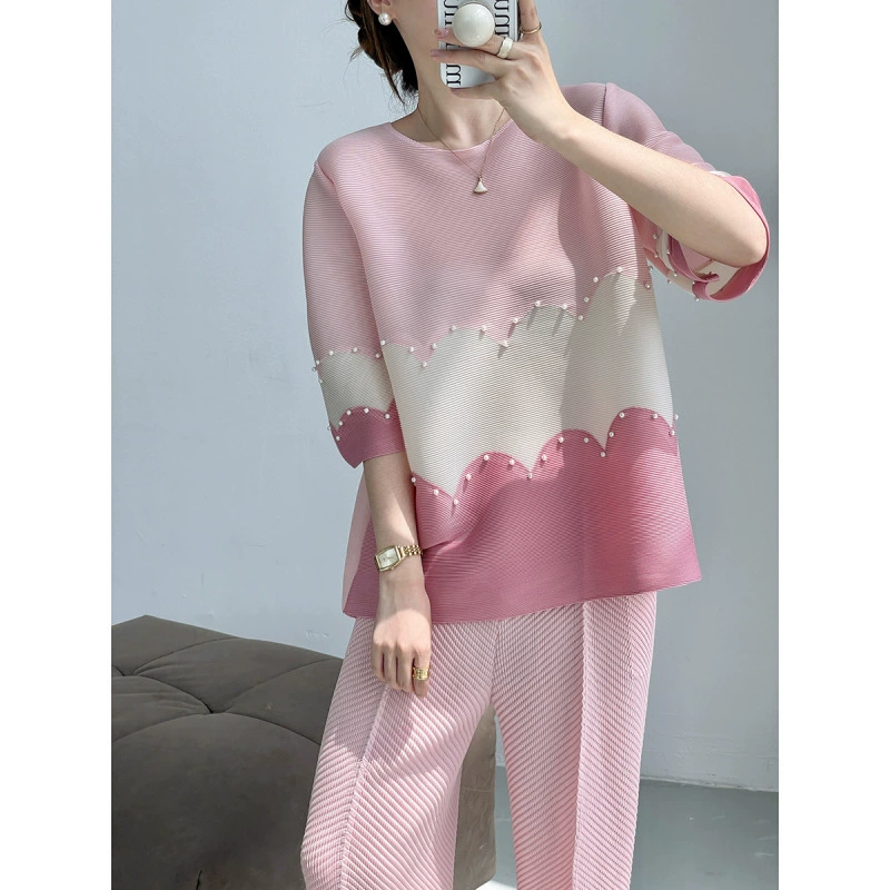 Летняя новинка 2025 года от Miyake: плиссированная блузка с цветными блоками, круглым вырезом, свободного кроя, с элегантным и стройнящим эффектом, в стиле футболки.