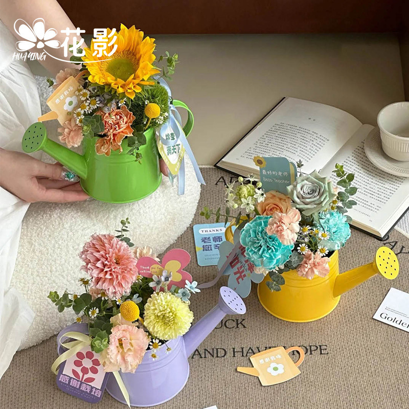 花の影の教師の日の花はかわいい水筒の花束をまいて小さい壺のアイデアの花束を飾ります。|undefined