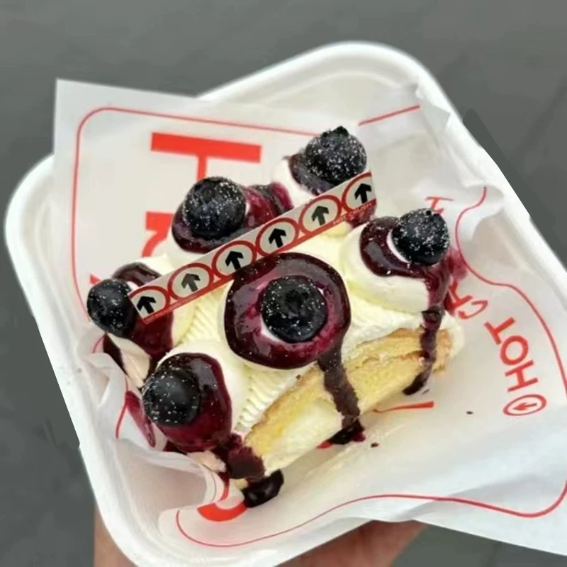 Упакуйте масло, сыр из красной фасоли, фисташки, рулет «Сладкий торт», хлебный пудинг, десертную упаковку, пока они горячие.