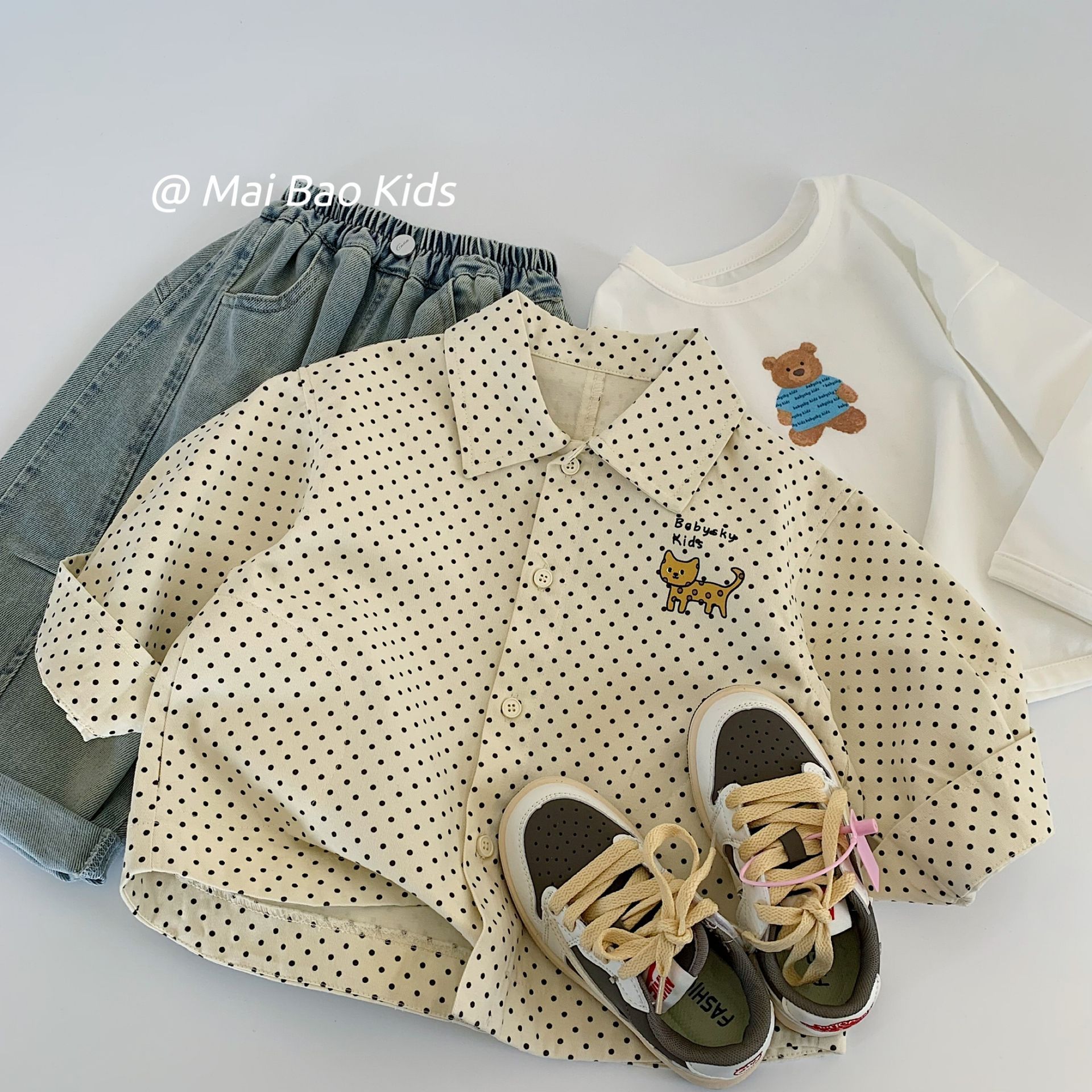 Camisa para niños Maibao 2025 primavera para niños pequeños y medianos top de solapa de lunares primavera y otoño nuevo estilo chaqueta de camisa para niños y niñas