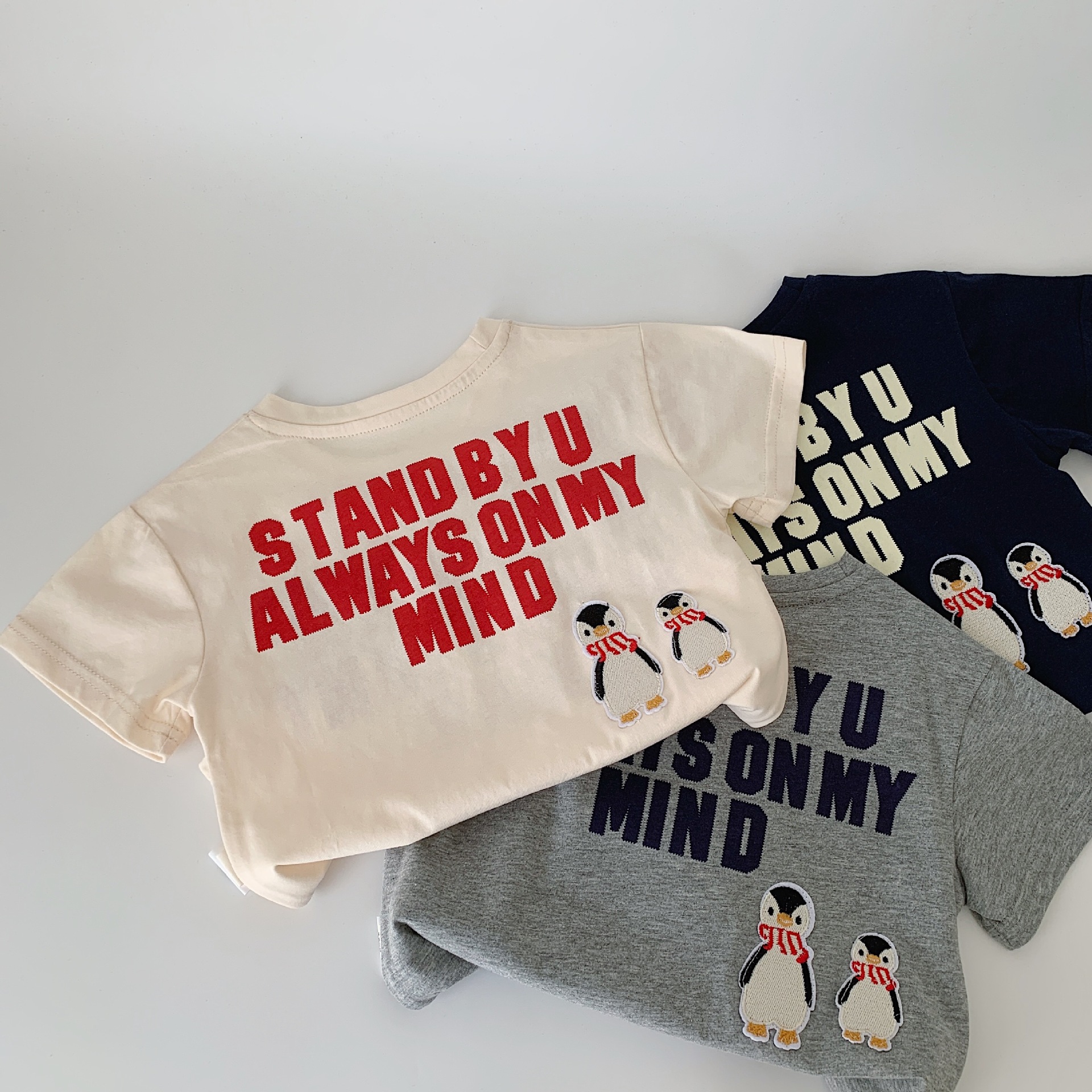 Camiseta de manga corta de verano para niños Maibao 2025 nuevo suéter de letras de dibujos animados para niños y niñas Huzhou Zhili ropa para niños a