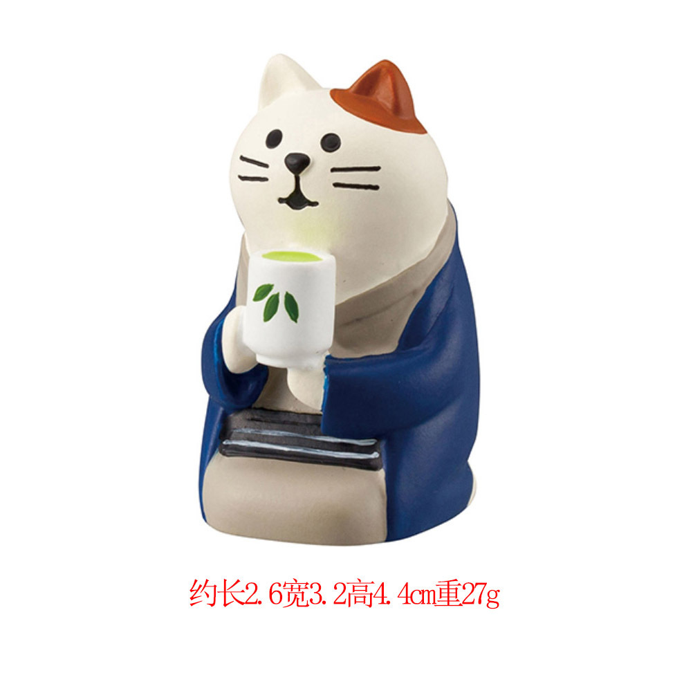 무릎을 꿇고 차를 마시는 흰 고양이