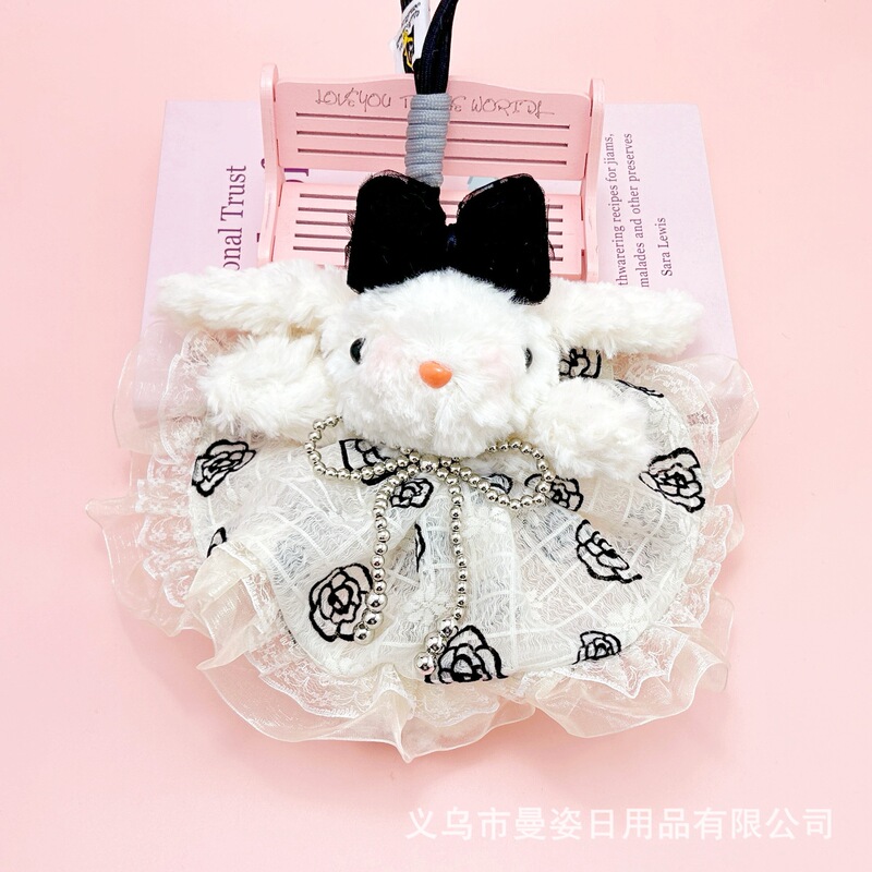 手作りのかわいい耳のウサギのぬいぐるみの少女の心の鍵は長い耳のウサギの王女のスカートの精巧なウサギの包みのペンダントを掛けます。|undefined