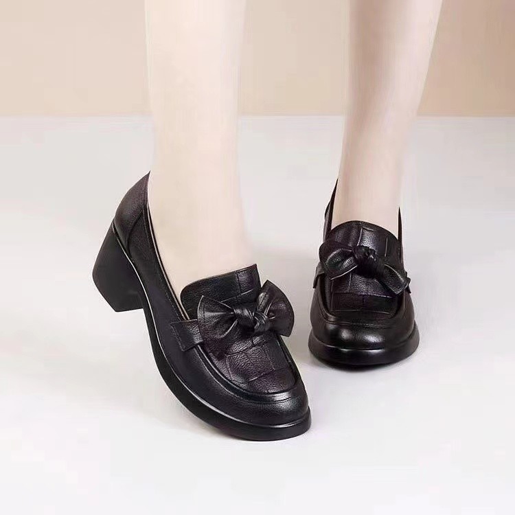 Todos los zapatos de moda de cuero suave con base gruesa para mujeres. Otoño de 2026 nuevos zapatos de cuero con arco de tacón grueso para mujeres.
