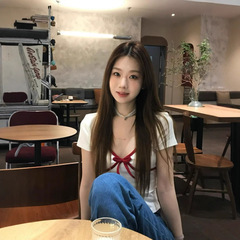 純綿の肩の甘い妹の純欲vネックの半袖のtシャツの女性の夏の小さい背は腰の優しい系のギャルの短い上着を収めます。