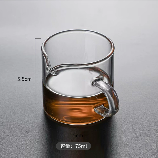 Glass puts a single -mouth milk cup (no scale)