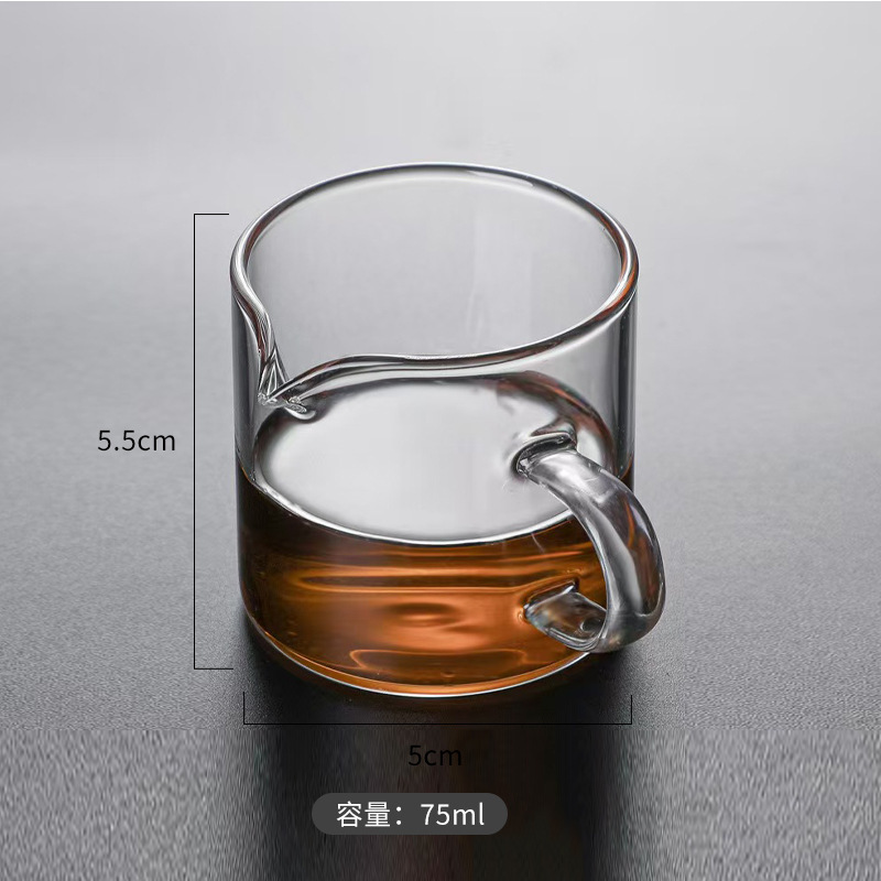 側木は口の小さいミルクの杯の透明なガラスを目盛りの測定の杯のエスプレッソのオンスの杯の小さいミルクの缶を持ちます。|undefined