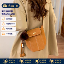 跨境复古磨砂水桶包女带毛绒挂件斜挎包外贸时尚单肩小包定制批发