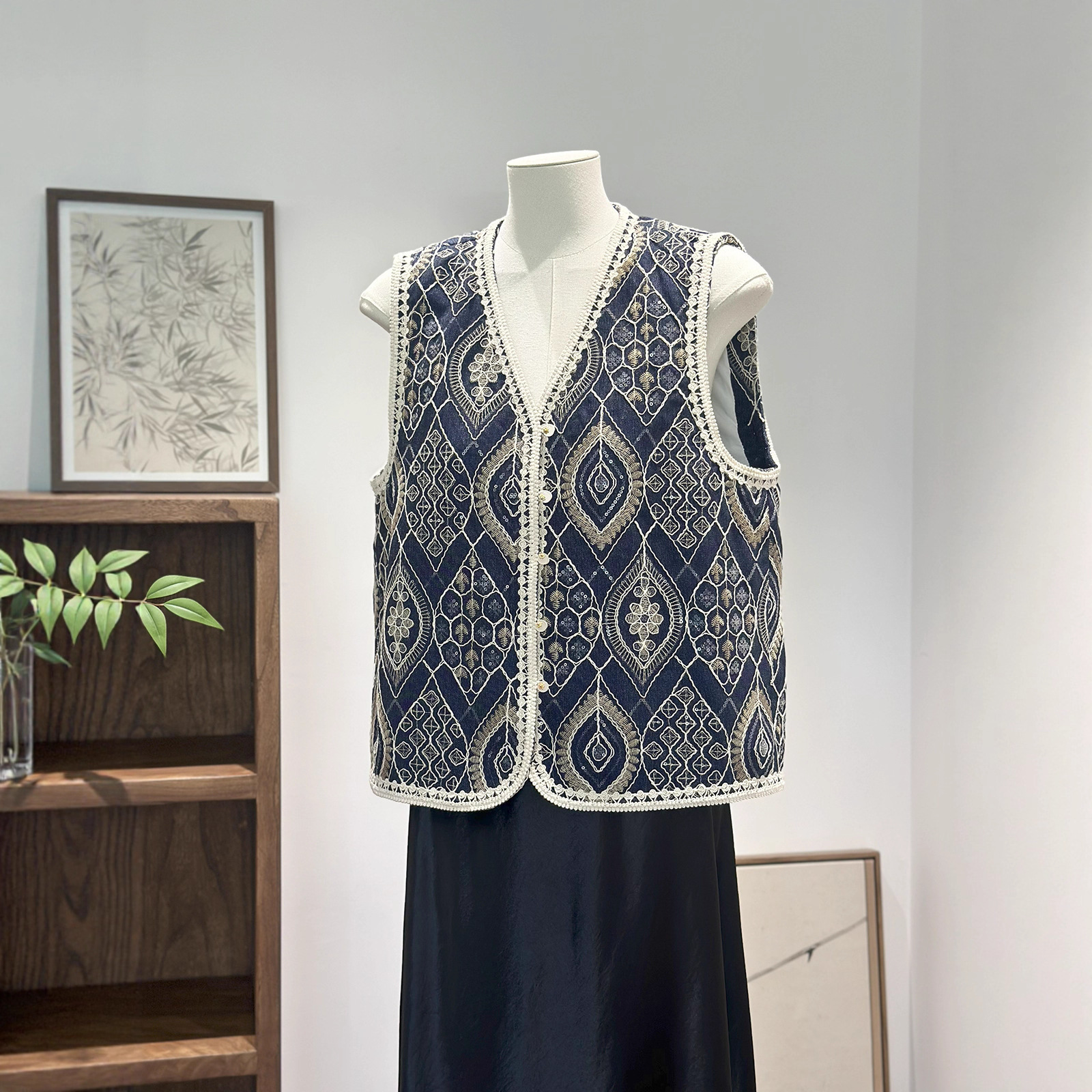 新中式刺绣蕾丝边亮片牛仔布马甲民族风V领漂亮外搭马夹秋季新款