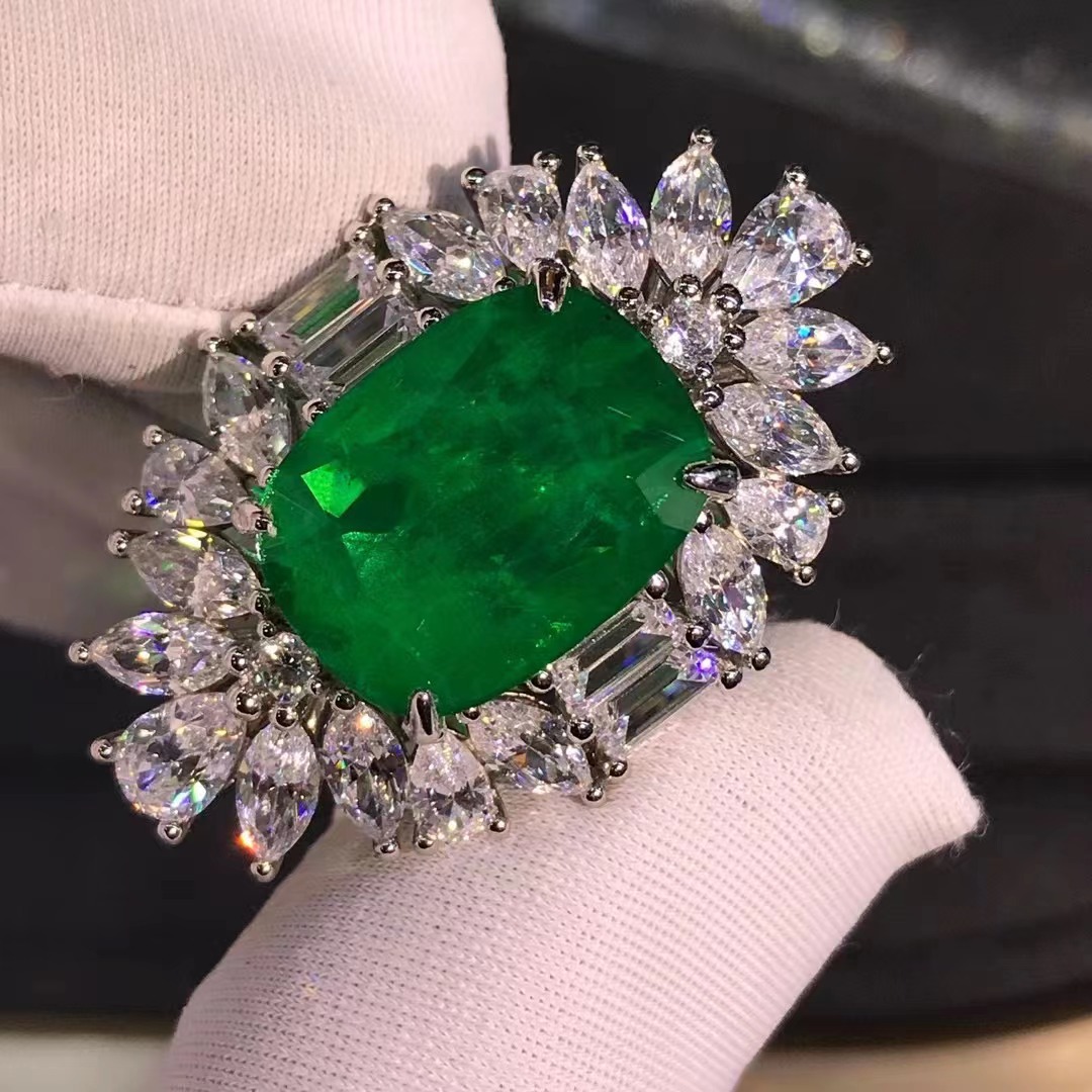 Anillo de Esmeralda sintética de alta calidad S925 plateado anillo femenino de Esmeralda sintética con incrustaciones de platino de cinco capas de espesor