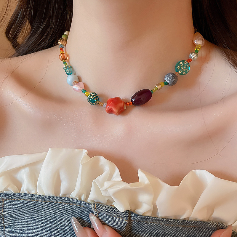 Collar con colgante de cuentas de estrella de color de verano, dulce femenino, pequeña cadena de clavícula fresca, estilo de vacaciones, collar de todo fósforo de nicho