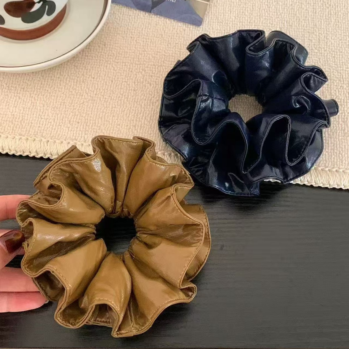 Elegant bruin pu leer scrunchie haarband voor dames stijlvol_voghion.com