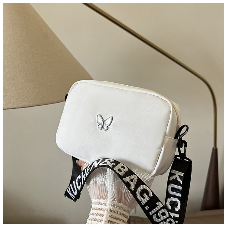 2024 nuevo bolso cuadrado pequeño de banda ancha de tela de nailon de todo fósforo de moda versión coreana del bolso diagonal simple de un solo hombro femenino de mariposa ins