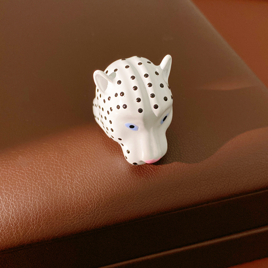 Anillo de cabeza de leopardo rosa, pendientes ligeros de lujo de alto nivel, pernos de nicho de personalidad temperamento conjunto de joyas mujeres al por mayor