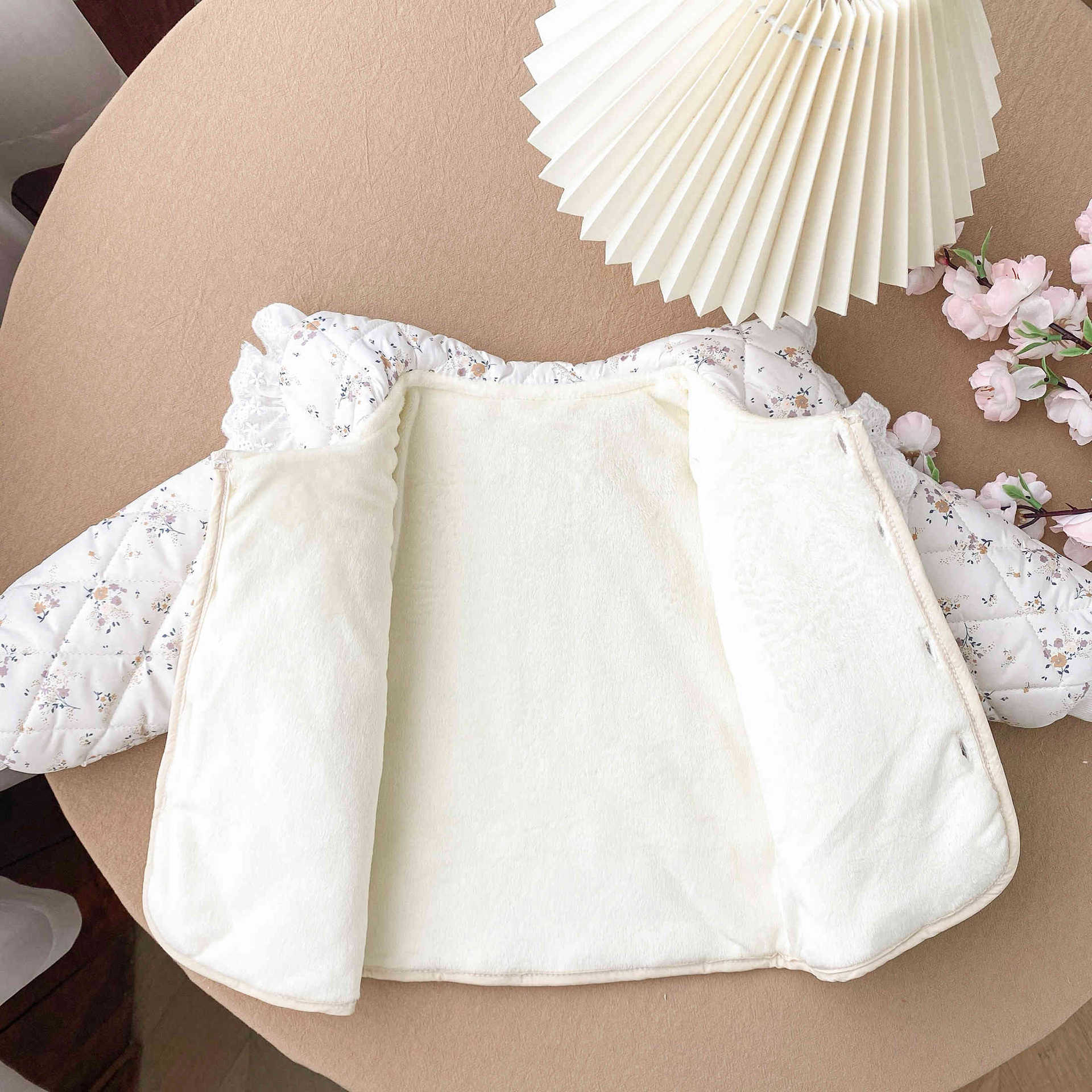 Ropa de bebé invierno niña estilo occidental chaqueta acolchada floral chaqueta acolchada de algodón ropa exterior niña de un año ropa de invierno
