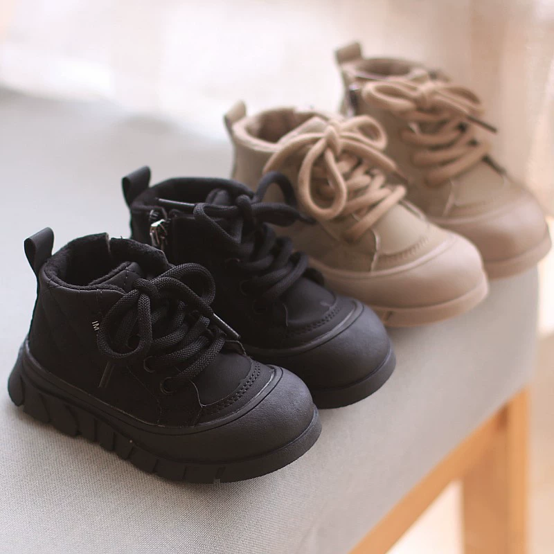 Мальчик Мартин сапоги осенью и зимой