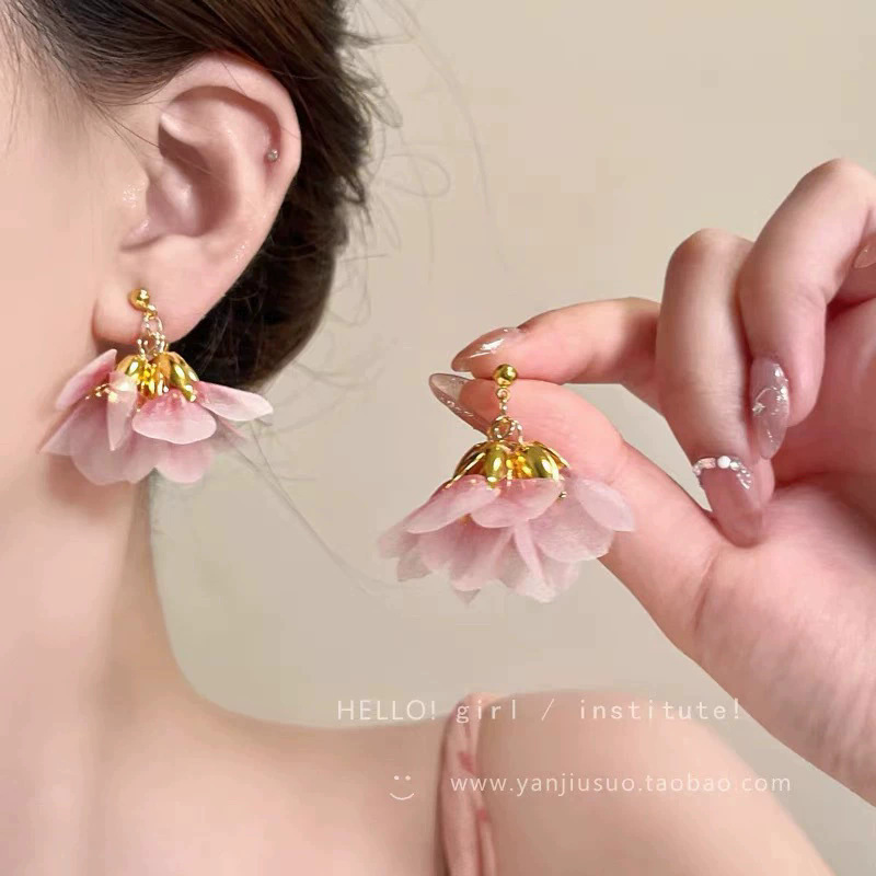 2026 viento falso sensación de atmósfera super inmortal pendientes de flores de malla temperamento suave de chiffon para mujeres pendientes