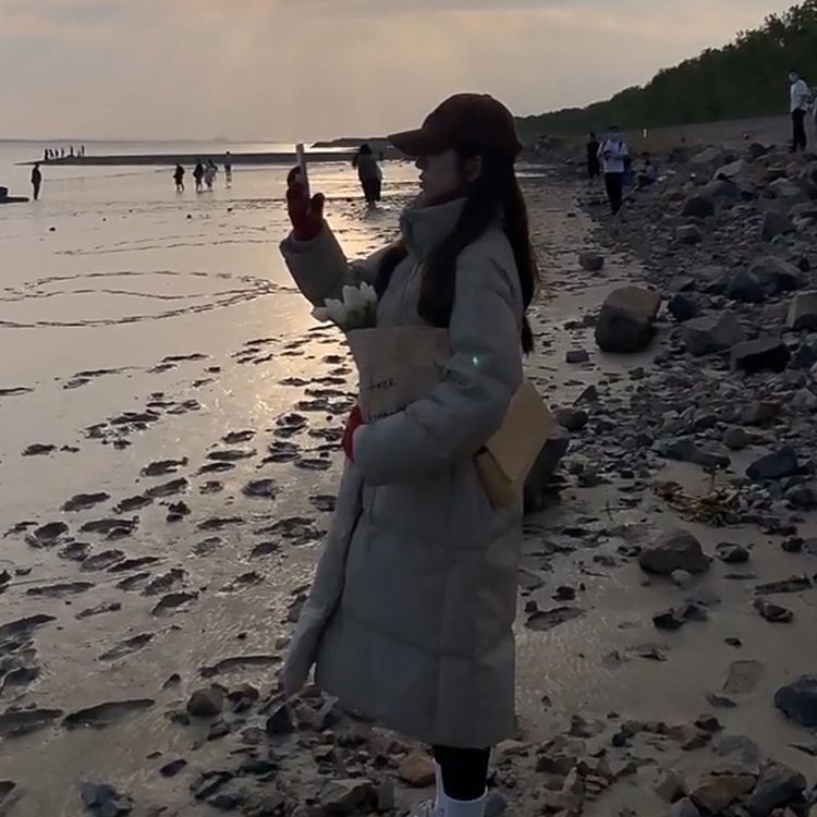 2023 Neue Baumwolljacke für den Winter, heiß verkaufte, übergroße Baumwolljacke mit Nischendesign-Feeling, wattierte Jacke mit verdicktem Mantel, langer Stil_voghion.com