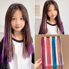 女の子のかつらに耳をつけて髪を染めます。