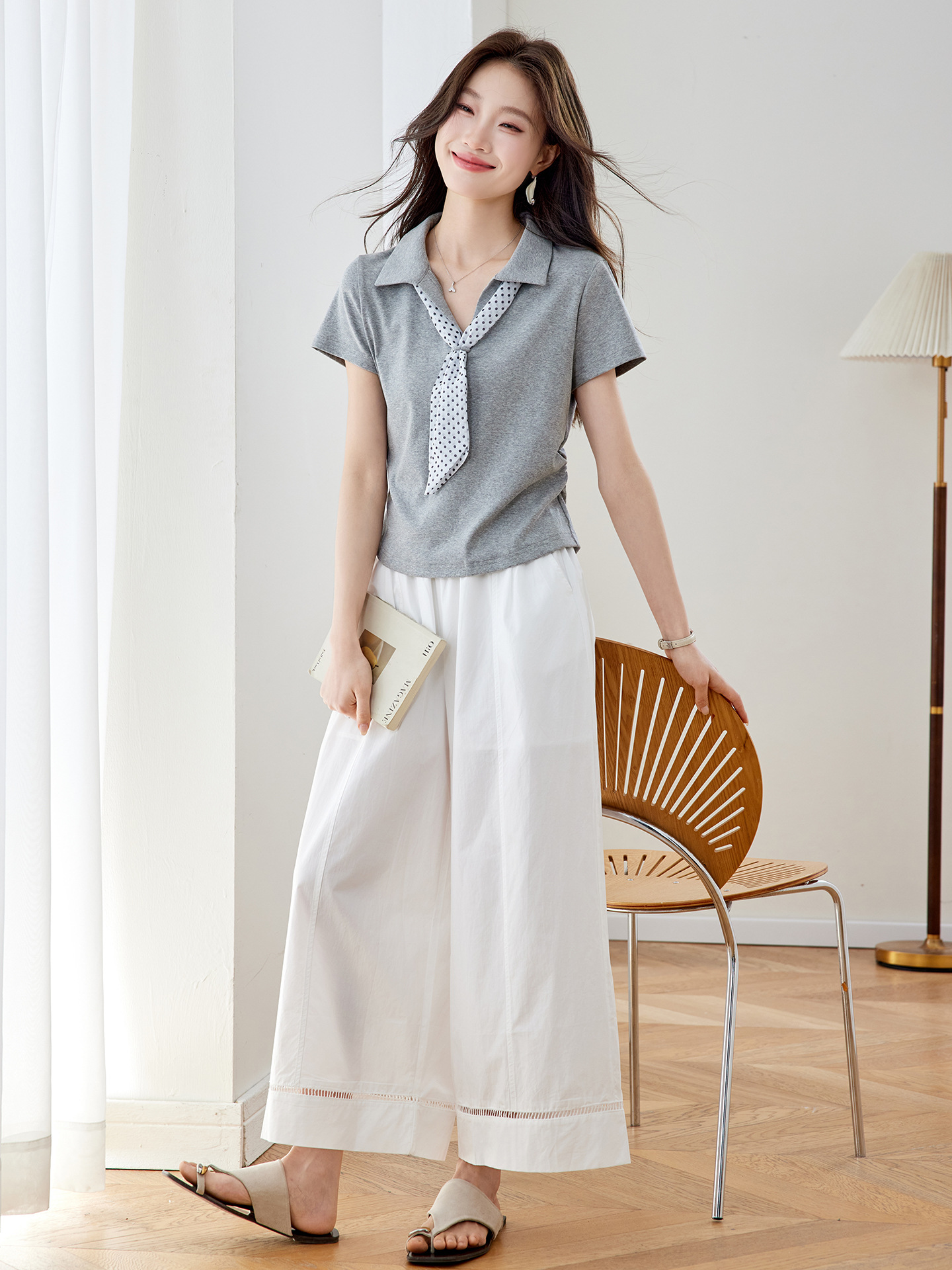 Bộ quần áo nữ gồm áo thun cổ tròn phối khăn lụa và quần ống suông rộng — Xám + quần trắng