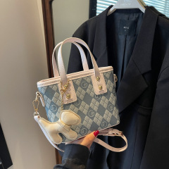 小衆は色の菱格のハンドバッグを合わせて女性をかばんします。