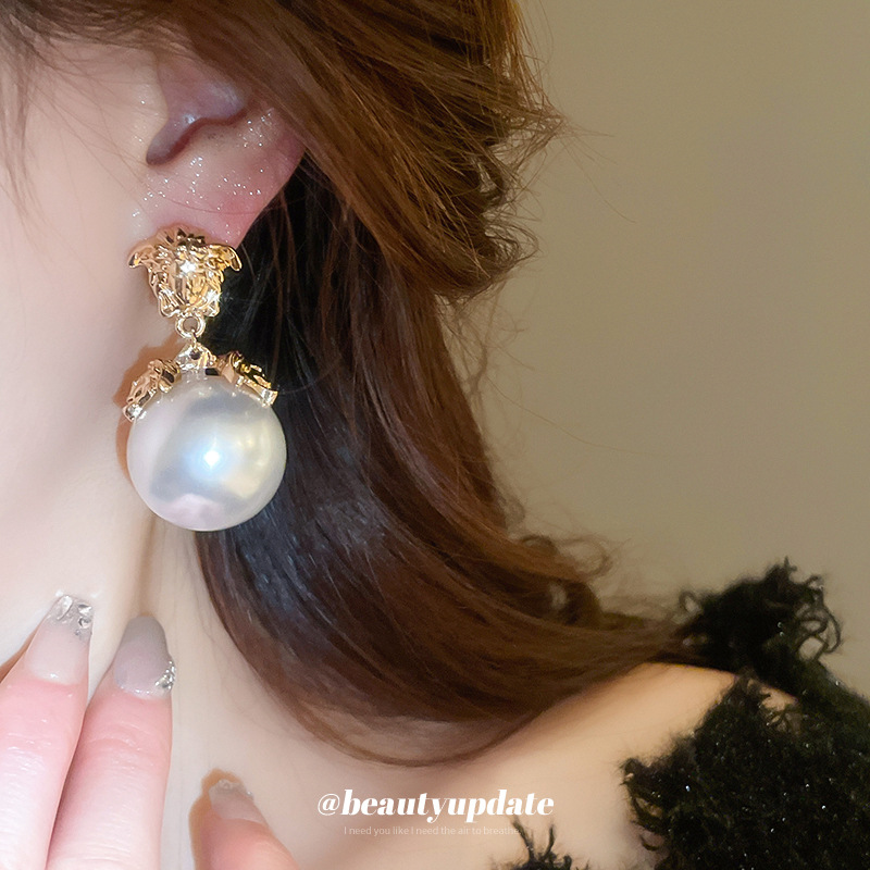 Aguja de plata Vintage Retrato Pendientes de perlas Pendientes de nicho femenino Pendientes de temperamento de moda Lujo ligero Sentido de alta gama