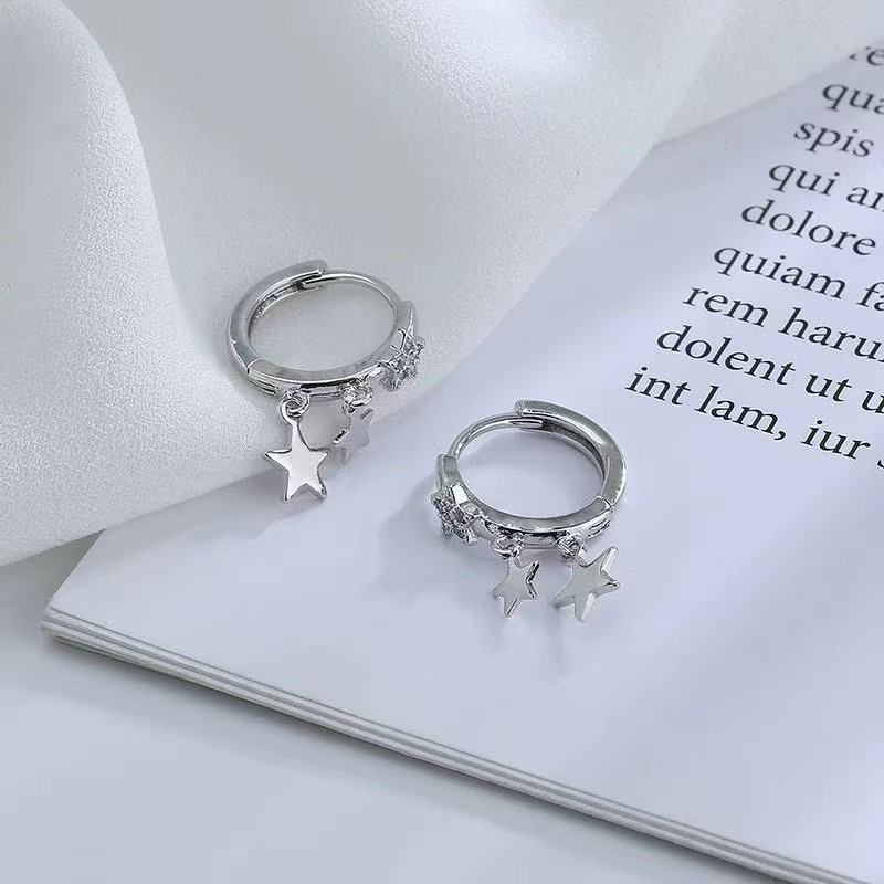 2025x nuevos aretes de diseño de tendencia en aretes personales de estilo femenino simple colgante de diamante estrella de aretes bordilla