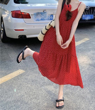 复古碎花红色吊带连衣裙女夏季2024新款收腰A字显瘦法式气质长裙