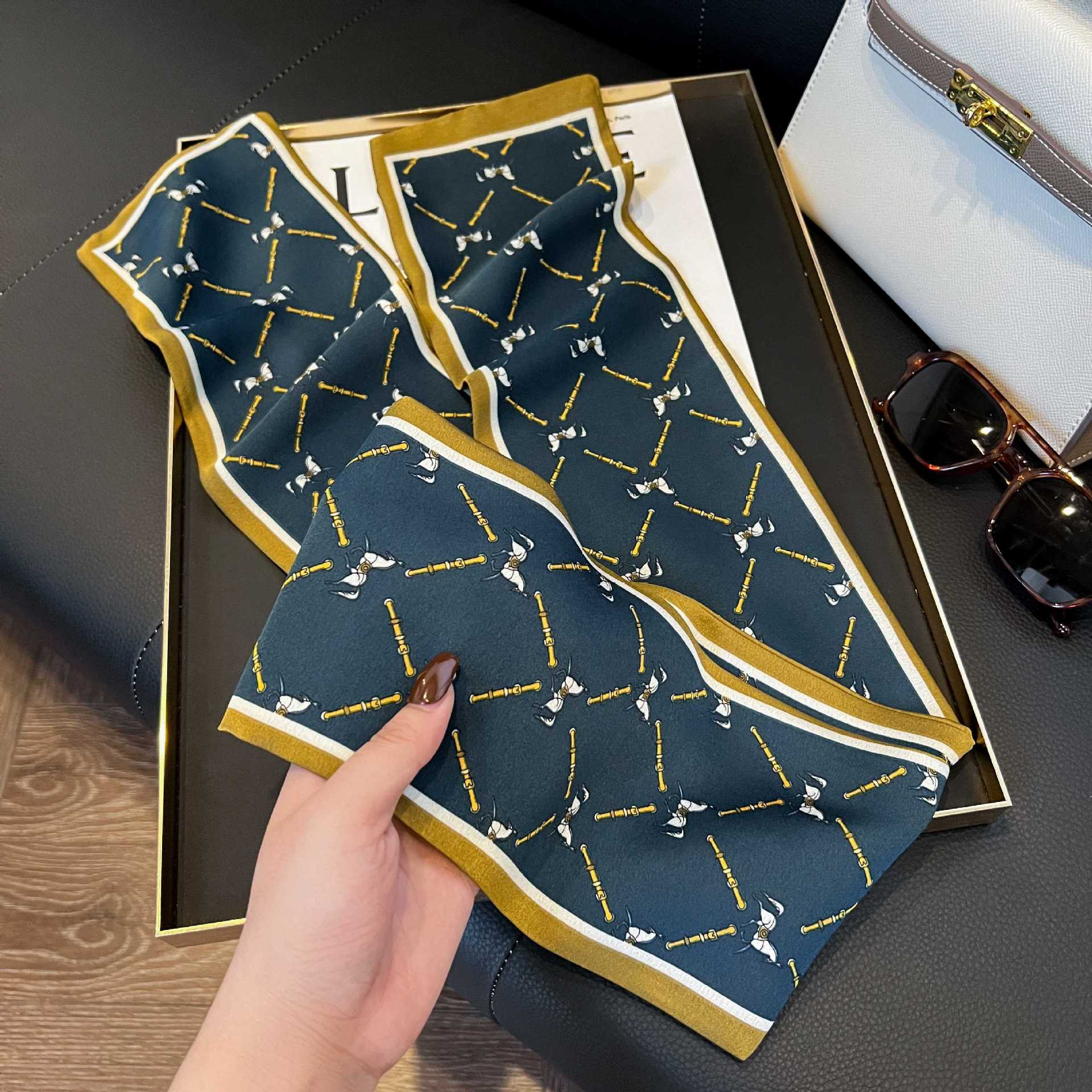 Nueva bufanda de seda pequeña banda larga estrecha para el cabello mujer estilo primavera y otoño moda madre bufanda estilo verano estilo fino serpentina bufanda al por mayor