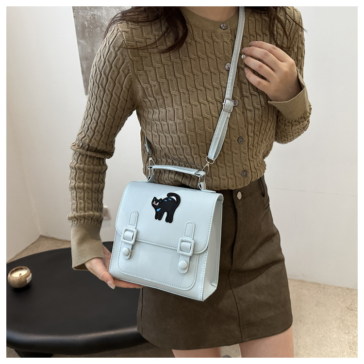This is a new retro commuting backpack for the autumn of 2024, featuring a casual color contrast and a niche design. It is a small square single-shoulder hand-carry bag undefined