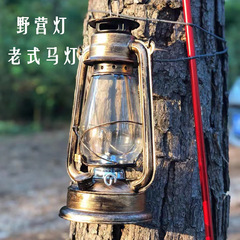 レトロな馬灯の灯油ランプはアウトドアテントを持ってキャンプします。