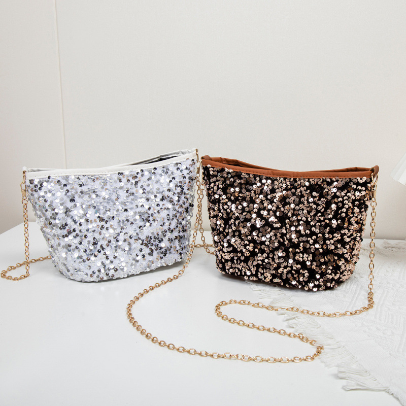 Bolsas de diafragma de moda cool para mujeres verano 2025 nueva moda de mano de cena nicho cadena de brazo bolsas de mochila image 3