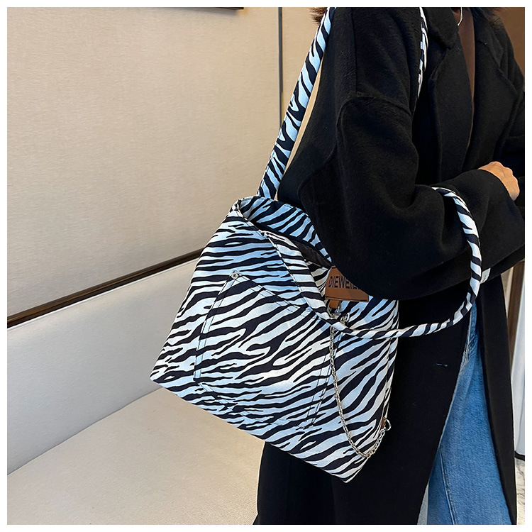 Bag 2021 New Trendy Autumn And Winter Retro Zebra Pattern Fashion Large-capacity One-shoulder Tote Bag display picture 10