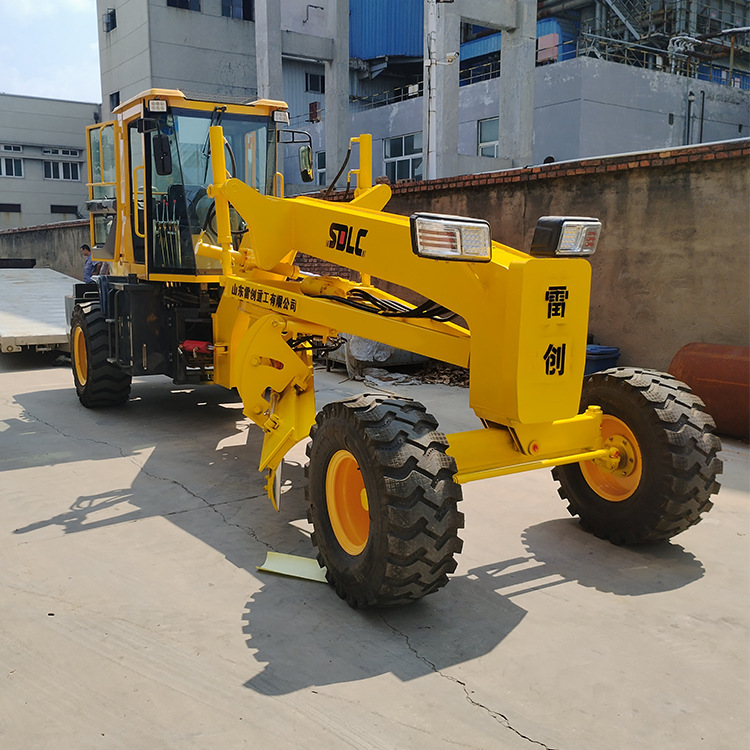 道路工程快速刮平机 牵引式地坪机 自走式座驾式平地机 雷亿重工