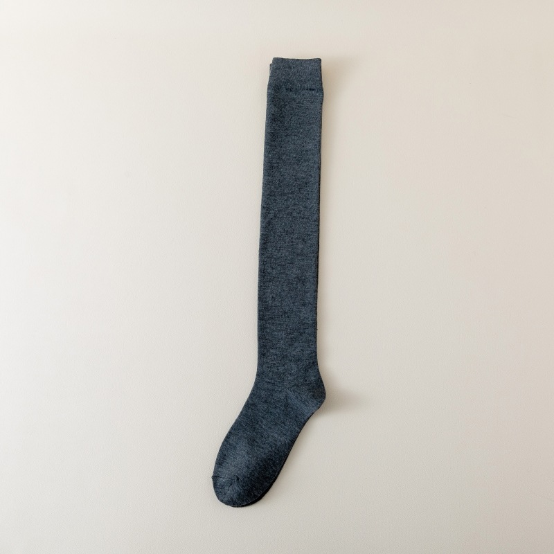 무릎 위 다크 그레이