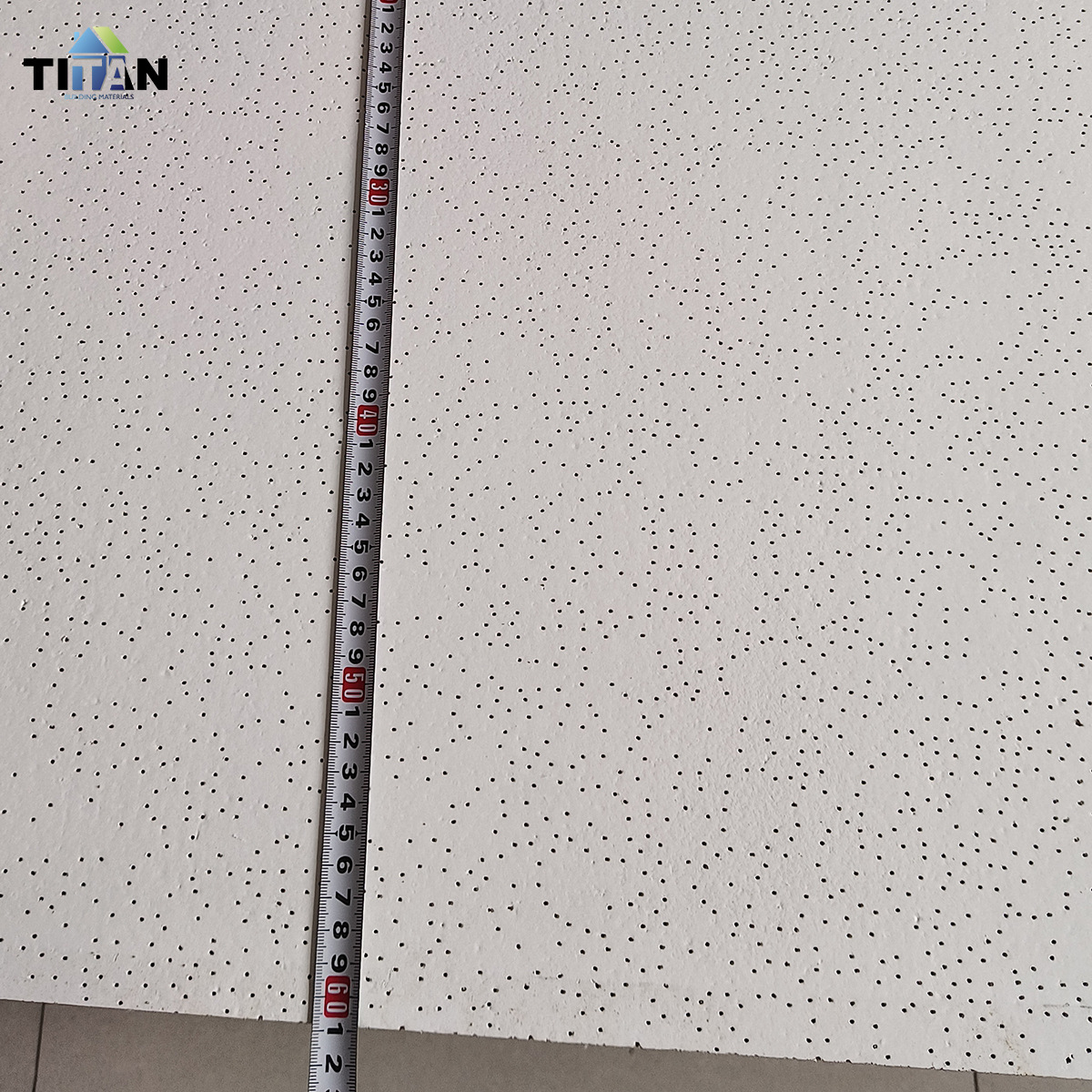 Tablero de lana mineral de quilla de acero ligero Techo de techo Tablero de yeso de tres pruebas Tablero absorbente de sonido Paquete de material Pared de oficina