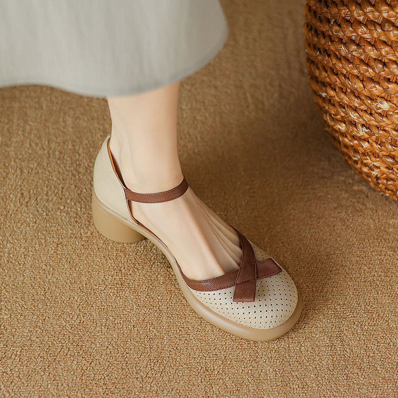 Sandal nữ bít mũi đục lỗ da cừu, quai ngang thắt nơ, gót vuông đế dày — Màu trắng be