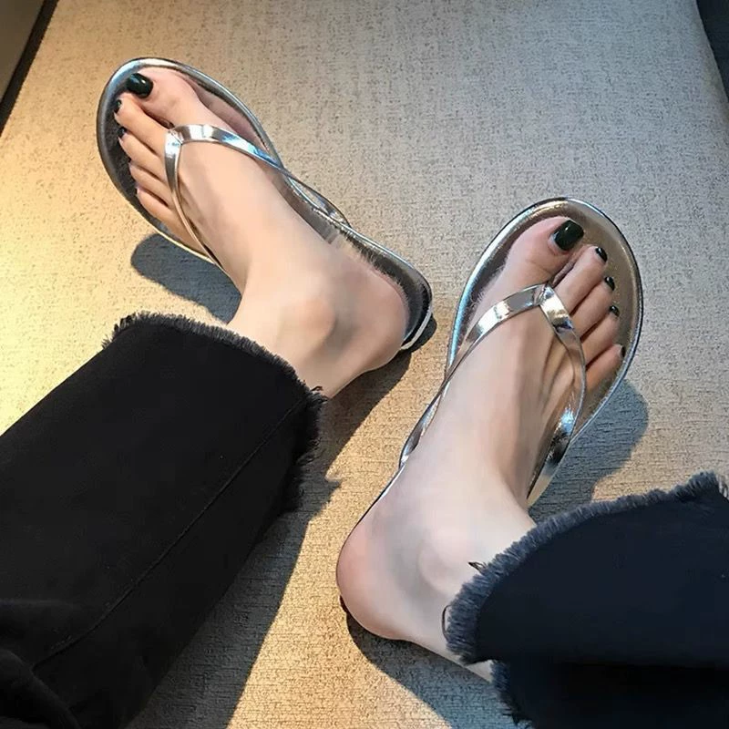 Щипцы шлепанцы женщина 2024 весна и лето новая корейская версия нескользящие туфли на плоской подошве повседневные пляжные сандалии внешняя торговля большой размер