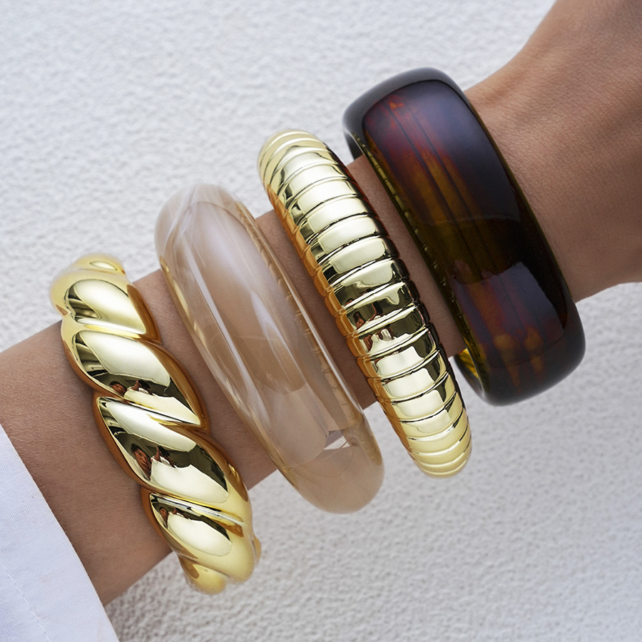 Han Zhi Shang Europa y los Estados Unidos transfronterizos acrílico amplio borde pulsera ámbar estriada hueso de serpiente torcido pulsera dorada mujer