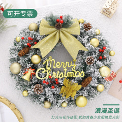 アマゾンはクリスマスの花輪の扉にクリスマスの装飾品を飾っている