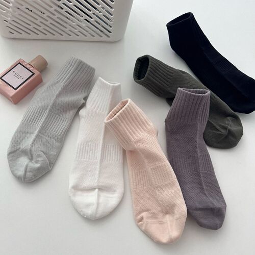 Men and women couples have the same solid color mid-calf socks for women in spring and summer thin sports sweat-absorbent breathable boneless socks for men