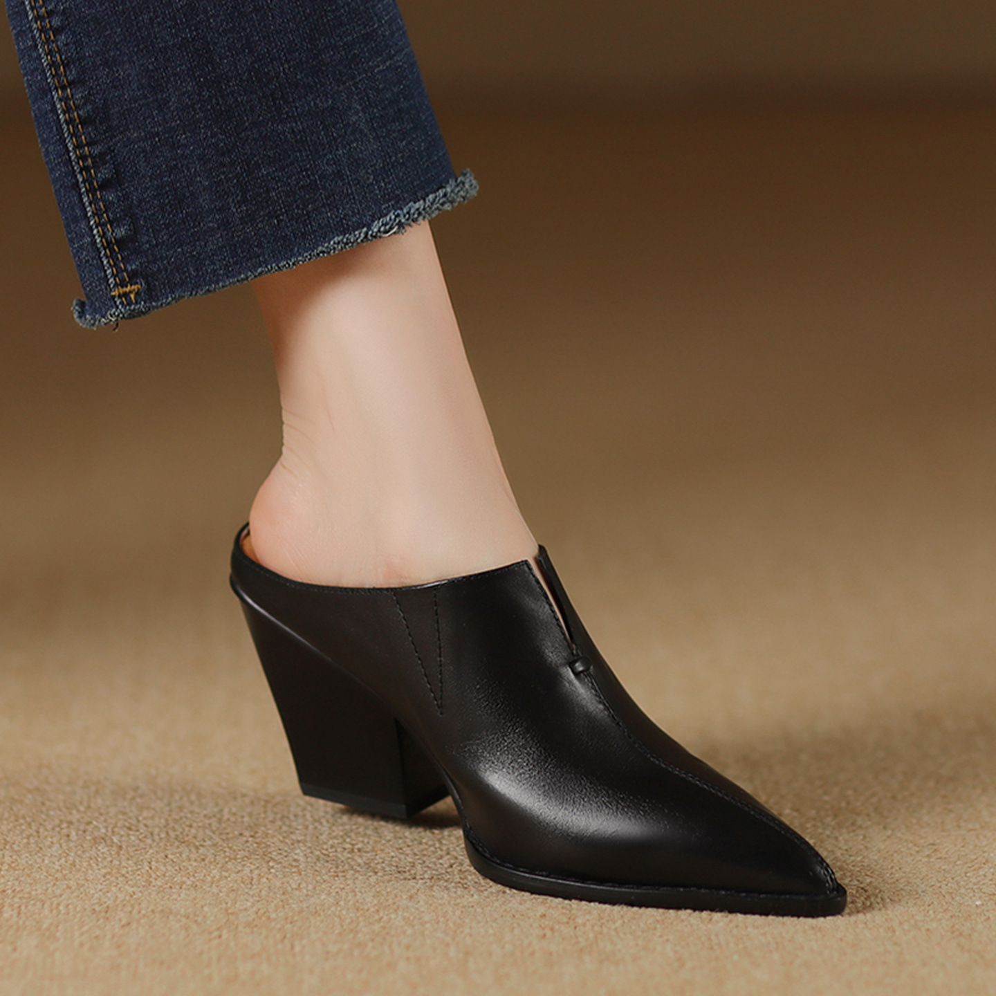 Giày mule nữ da bò mũi nhọn gót cao 7 cm phong cách Âu Mỹ — đen