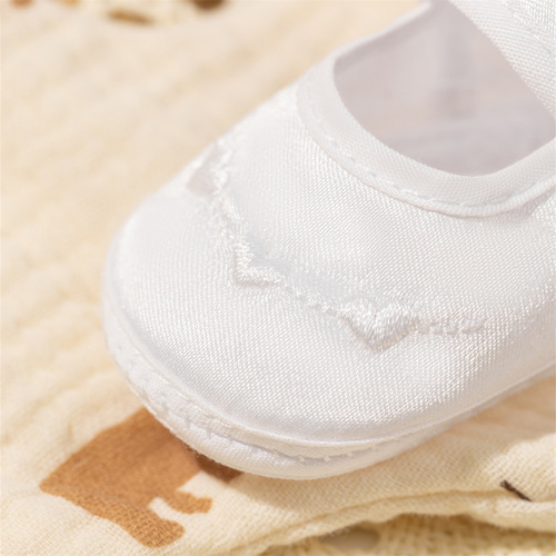 Hot-selling white baby shoes with soft soles—unisex baptism shoes for babies, newborn magic-tape baby shoes.