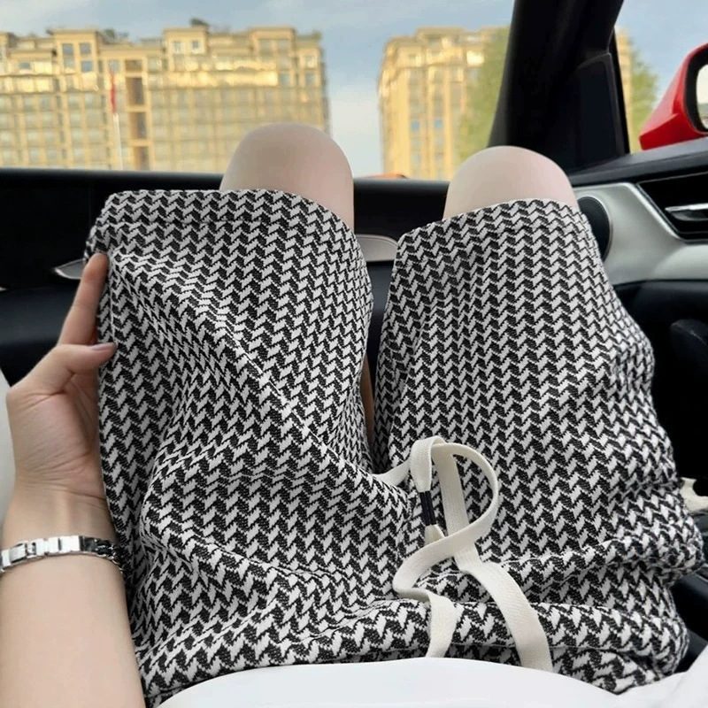 2026 Men's Summer Mid-Length Shorts in Chanel-style Diamond Pattern, Loose Straight-Leg Mid-Length Pants for Outdoor Wear, Retro Casual Five-Pocket Shorts 2026 Men's Summer Mid-Length Shorts in Chanel-style Diamond Pattern, Loose Straight-Leg Mid-Length Pants for Outdoor Wear, Retro Casual Five-Pocket Shorts