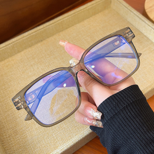 Square Anti-blue light glasses from the  Xiaohongshu livestream, with a slim appearance that can be customized with prescription lenses.