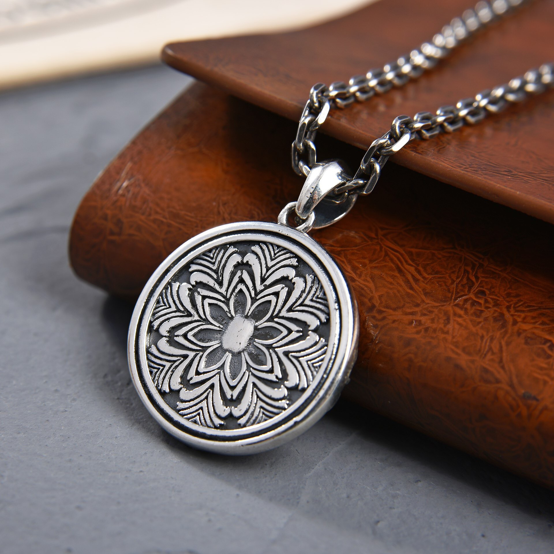 Collana con ciondolo testa di leone per uomo catena oro gioiello_voghion.com
