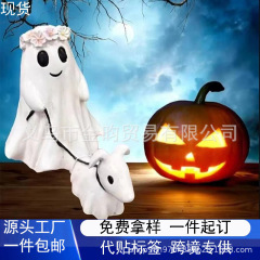 国境を越えて起爆したハロウィーンの幽霊が犬を散歩する