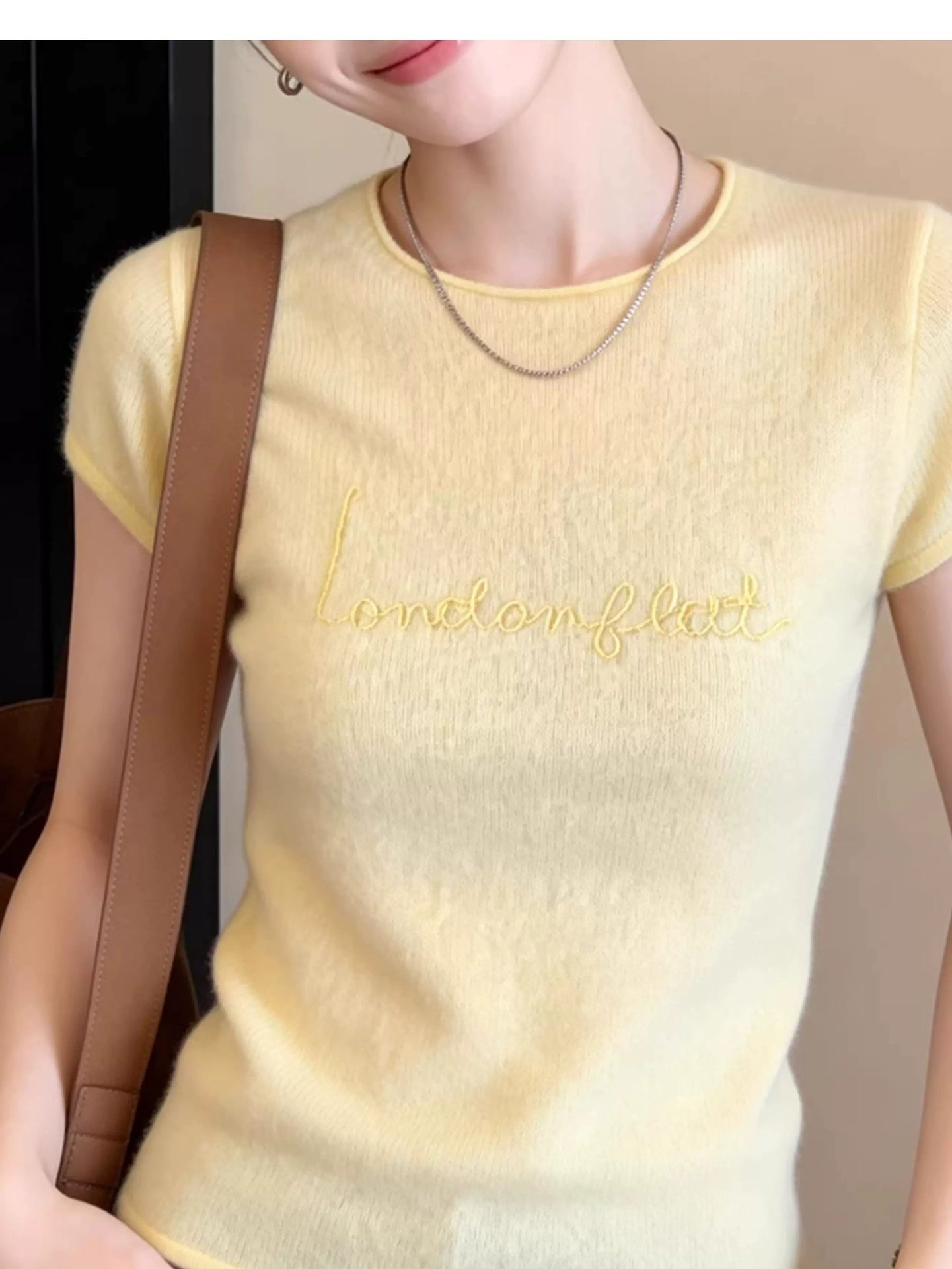 Áo thun nữ tay lửng thêu hoa chất liệu len lụa mát mẻ — màu vàng