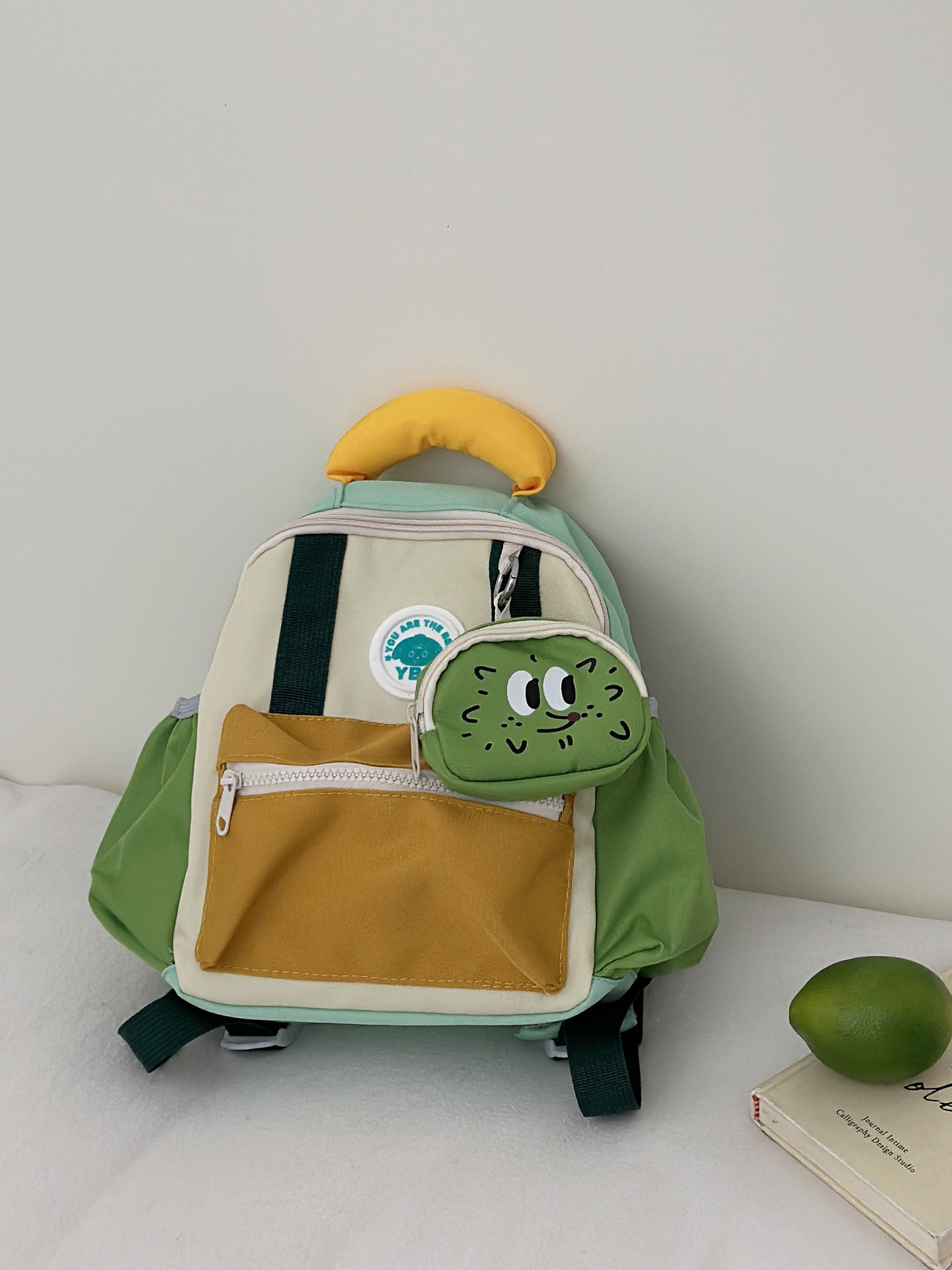 Mochila escolar de jardín de infantes para niños ultraligeros nuevos colores en contraste, niños y bebés salen con mochila pequeña, mochila de niña de moda, marea